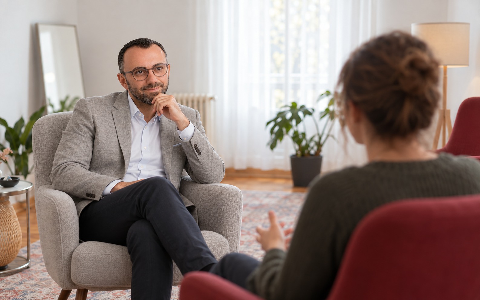 Illustrative Gesprächsszene in einer hellen psychotherapeutischen Praxis